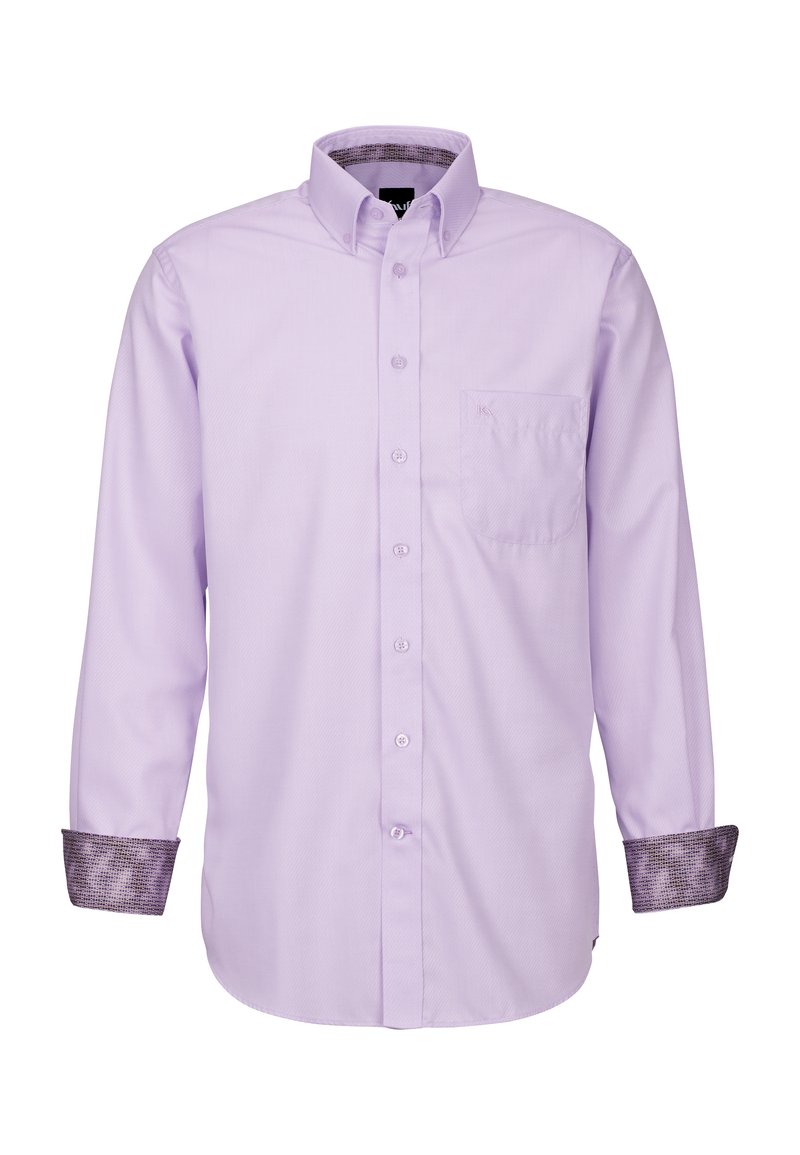 Chemise à manches longues violet clair avec un col rabattu et une poche poitrine unique ; les poignets à motifs violet foncé ajoutent un contraste.