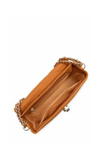 Sac à main en simili cuir brun avec une bandoulière en chaîne argentée. L'intérieur comporte une poche zippée et deux poches ouvertes, le tout en doublure en tissu beige.