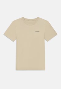 Bežové bavlnené tričko s okrúhlym výstrihom, krátkymi rukávmi a decentným logom Calvin Klein potlačeným na ľavej strane hrude.