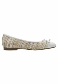 Chaussure plate avec un corps en tissu tissé texturé présentant des fils multicolores et un embout en caoutchouc blanc, accentuée par un détail en forme de nœud.
