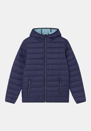 Granatowa pikowana kurtka z kapturem, z przodu zamek błyskawiczny oraz dwie boczne kieszenie na zamek, ułożona na płasko na jasnym tle.