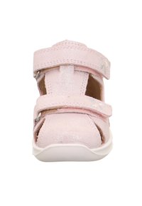 Lyserøde sandaler til små børn med en struktureret overdel, velcro-lukninger, åbne sider og en hvid gummisål med en let bue ved tåen.