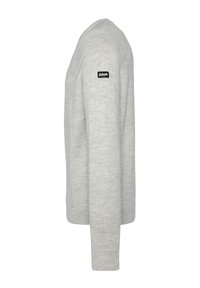 Maglione lavorato a maglia grigio chiaro con maniche lunghe, scollatura rotonda, polsini e orlo a costine, con un piccolo patch nero del logo sulla spalla.