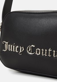 Svart texturerad syntetisk crossbody-väska med silverfärgad "Juicy Couture"-logotyp, med en platt form och justerbar rem.