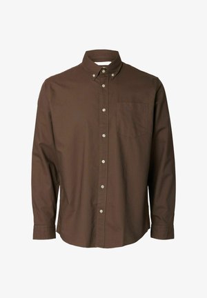 Brązowa koszula zapinana na guziki, z kołnierzykiem i długimi rękawami, wykonana z gładkiego materiału. Posiada jedną kieszeń na piersi oraz ozdobne guziki.