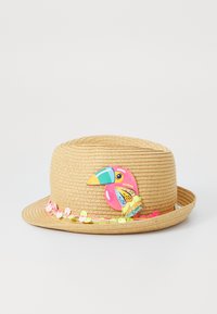 Széles karimájú szalmakalap, színes tukán mintával és élénk virágos díszítéssel az alján. Texturált, világos bézs anyag.