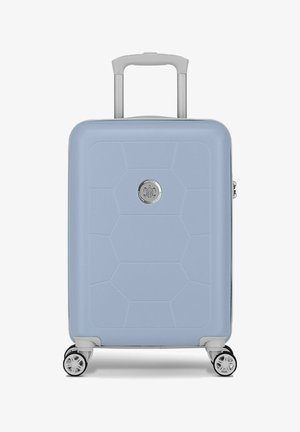 Harde koffer in lichtblauw met een geometrisch patroon, zilveren logo, telescoophandvat en vier witte wielen voor mobiliteit.