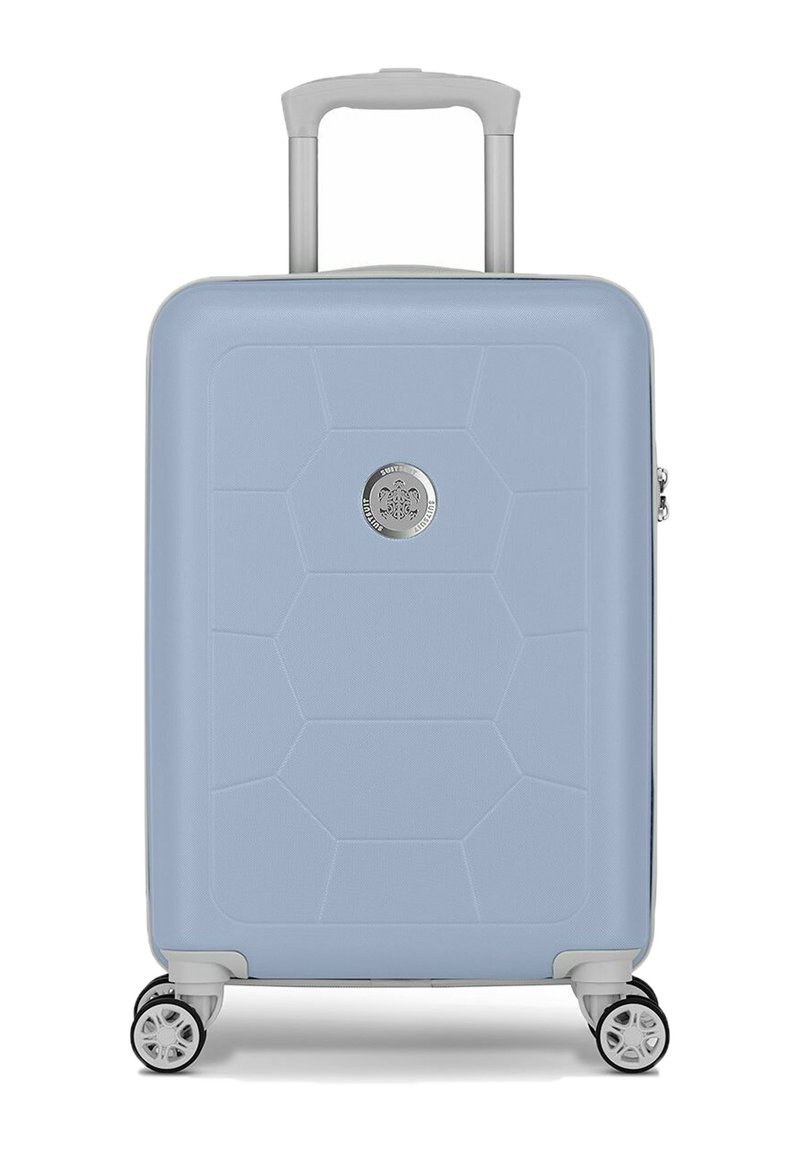 Harde koffer in lichtblauw met een geometrisch patroon, zilveren logo, telescoophandvat en vier witte wielen voor mobiliteit.