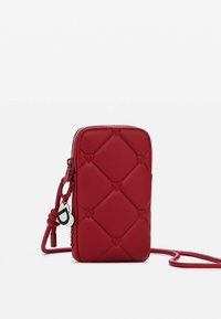Rote gesteppte Leder-Crossbody-Tasche mit Reißverschluss, ausgestattet mit einem abnehmbaren Tragegurt und dekorativem Zubehör. Schlanke rechteckige Form.
