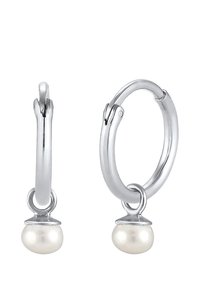 Pendientes de aro de plata con un pequeño colgante en forma de péndulo de perla. Acabado suave, con forma redondeada y un sutil brillo metálico.