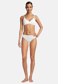 Weißer BH und passende Bikiniunterhose, beide aus glattem Stoff gefertigt. Der BH hat dünne Träger und ein einfaches, nahtloses Design.