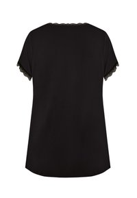 Czarny top z krótkimi rękawami z falbaniastym wykończeniem koronkowym wzdłuż dekoltu i rękawów, wykonany z gładkiego, lekkiego materiału.