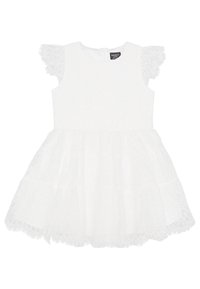 Vit spetsklänning med korta, volangärmar, en figursydd bodice och en utställd kjol med lager av spetsdetaljer och scalloped nederkant.