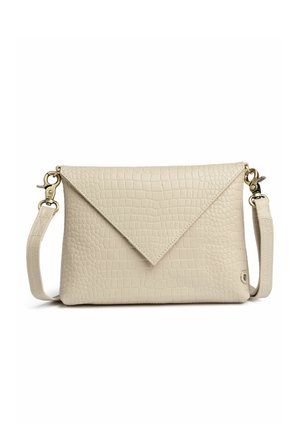 Bež bešavna torba preko tijela od umjetne kože s uzorkom krokodilske kože, s preklopnim poklopcem u obliku omotnice i odvojivim remenom, zlatni kopče na bijeloj pozadini.