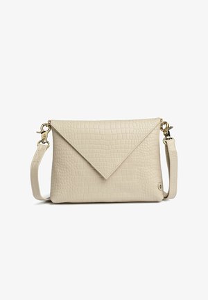 Pietinasto bež torbico iz umetnega krokodiljega usnja s preklopnim pokrovom v obliki kuverte in snemljivim trakom, zlato obarvane sponke na belem ozadju.