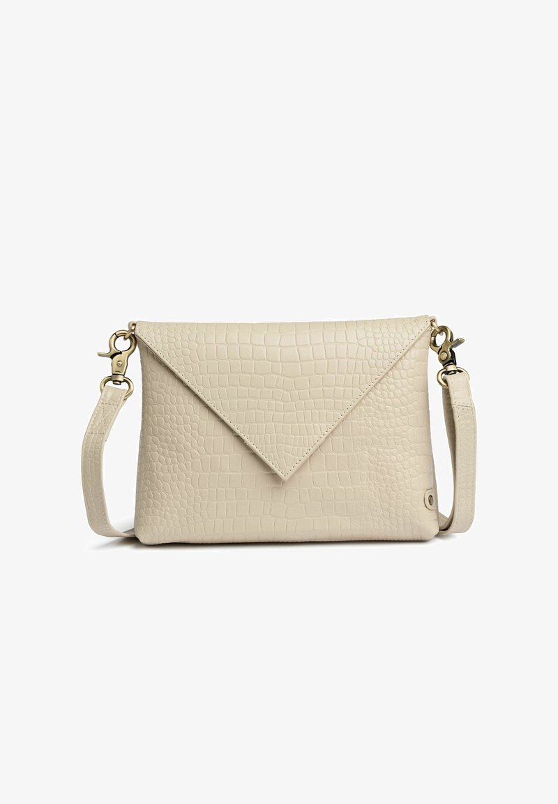 Sac bandoulière en cuir beige imitation crocodile avec rabat enveloppe et sangle détachable, fermoirs dorés sur fond blanc.