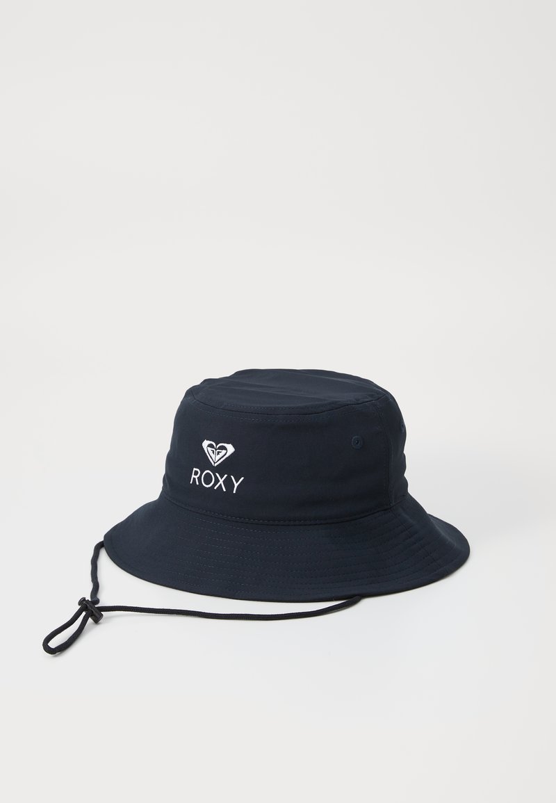Marine blauwe bucket hat gemaakt van lichtgewicht stof met een ronde top, brede rand en verstelbare kinband. Voorzien van een witte geborduurde "ROXY" logo.