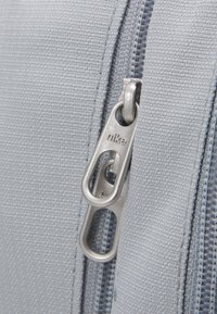Nike Performance 24L UNISEX - Mochila - smoke grey/sorange trance