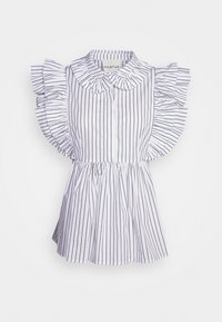 Blouse blanche avec des rayures verticales bleu marine, manches courtes volantées, col Peter Pan, et un buste ajusté avec un ourlet évasé.