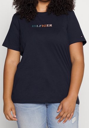 Mørkeblå T-shirt med korte ærmer lavet af bomuld, med "HILFIGER" broderet i flerfarvede bogstaver tværs over brystet.