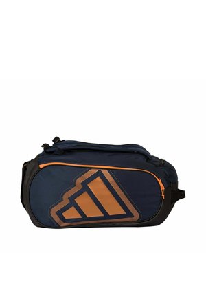 Sac de sport bleu marine et noir avec un grand motif géométrique orange et une fermeture éclair orange sur la poche latérale.