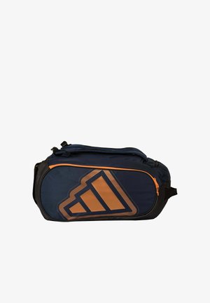 Borsone sportivo blu navy e nero con grande motivo geometrico arancione e dettaglio della cerniera arancione sulla tasca laterale.