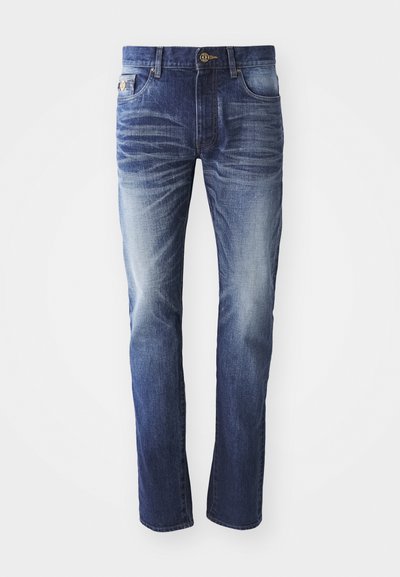 Jeans de ganga com um gradiente de azul escuro a claro, design de cinco bolsos, detalhes em dourado e corte reto. A textura é ligeiramente açoitada.