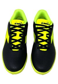 Scarpe da ginnastica nere con accenti giallo neon, tomaia testurizzata e design con lacci. Presentano il logo sulla linguetta e una suola a contrasto.