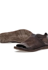 Brązowe skórzane buty wsuwane z otwartym palcem, teksturowana powierzchnia oraz elastyczna podeszwa z wzorzystym bieżnikiem zapewniającym przyczepność.