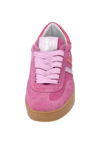 Sneaker in suede rosa con punta arrotondata, logo bianco sulla linguetta, lacci rosa e suola in gomma beige. Presenta cuciture e strisce laterali.