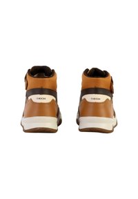 Sneaker alte marroni con esterno in pelle liscia, dettagli in rete, suola bianca e cinturino in Velcro. Logo visibile sul retro.