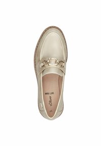 Helle goldene Loafers mit einer glatten Lederoberfläche, ausgestattet mit einer dekorativen Kettenpflicht und einer weichen Schaumsohle für zusätzlichen Komfort.
