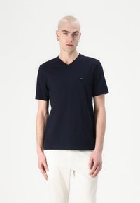 Tommy Hilfiger - ESSENTIAL V NECK - Basic T-shirt - desert sky Thumbnail Image 1