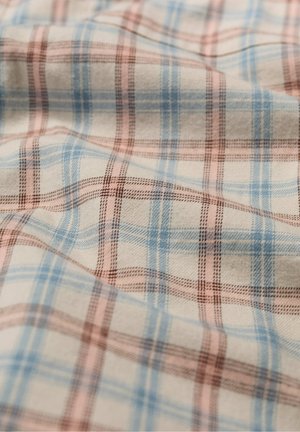 Tejido de algodón con un patrón de cuadros en tonos azul claro, rosa y marrón, con una textura suave y lisa y líneas de cuadrícula consistentes.
