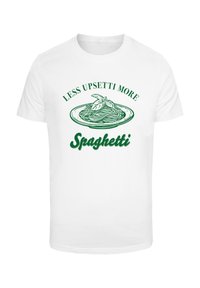 Bílý tričko s zelenou grafikou a textem "MÉNĚ UPSETTI VÍCE ŠPAGETTI", zobrazující talíř špaget s listem bazalky.