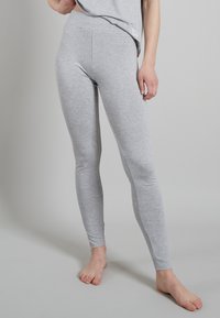 Grijze leggings gemaakt van rekbaar materiaal, met een aansluitend ontwerp en een gladde textuur. Geen zichtbare naden of patronen.