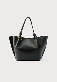 Borsa tote in pelle nera con ampia apertura superiore, superficie strutturata e due manici con dettagli a nodi. Dettaglio in metallo dorato vicino ai manici.