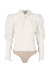 Biały body z bufiastymi rękawami, wysokim kołnierzem i teksturowanym materiałem. Posiada beżowy dół oraz misternie zdobione rękawy.