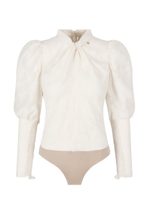Witte body suit met opgezette mouwen, een hoge kraag en een textuurstof. Beschikt over een beige onderkant en ingewikkelde details op de mouwen.
