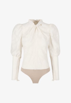 Witte body suit met opgezette mouwen, een hoge kraag en een textuurstof. Beschikt over een beige onderkant en ingewikkelde details op de mouwen.