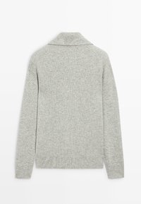 Grau gestrickter Pullover mit rippenartiger Textur, Schalkragen und langen Ärmeln, mit einem figurbetonten unteren Saum und ohne sichtbare Logos.