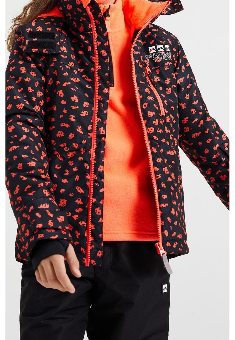 Svart puffjacka med röd djurmotiv, orange foder och dragkedjedetaljer. Har två framfickor och en logotyp-patch på bröstet.