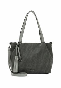 Sac à main gris en tissu texturé ; il possède des poignées doubles, une bandoulière détachable et un charm en métal avec des franges.