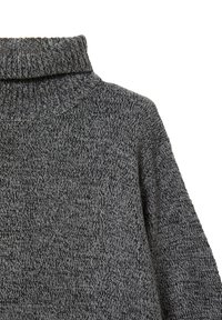 Maglione grigio a maglia con colletto alto. Il tessuto presenta un motivo testurizzato e una vestibilità morbida, evidenziando una combinazione di tonalità di grigio scuro e chiaro.