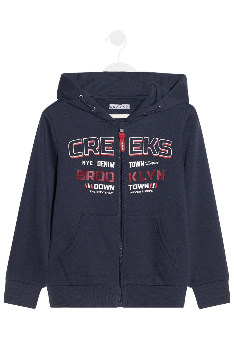 Felpa navy con zip e due tasche frontali, con testo rosso e bianco. Il materiale è morbido, con cordini regolabili sul cappuccio.