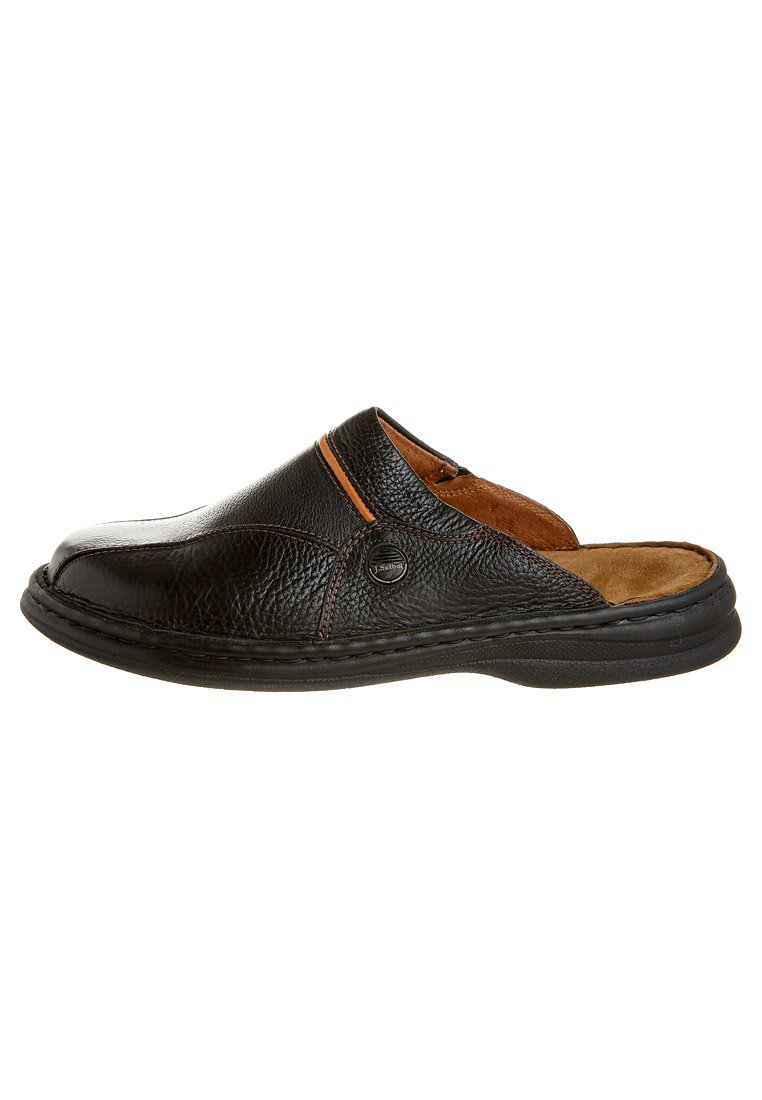 Zapato negro de cuero sin cordones con una superficie texturizada, acentos en un marrón claro en contraste, punta redondeada y suela de goma flexible.