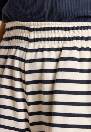 Gestreifte Shorts mit einem weißen Grundton und marineblauen Streifen, ausgestattet mit einem gerafften, elastischen Bund und weichem, strukturiertem Stoff.