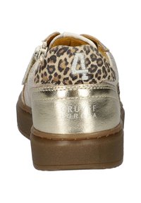 Schoenen met panterprint en een gouden metalen hak en accenten. Voorzien van een ritssluiting en een geperst nummer 4 op de achterkant.