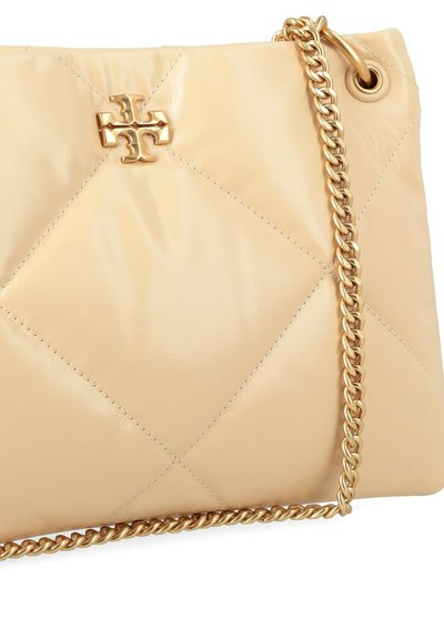 Borsa in pelle trapuntata beige con tracolla a catena in tono oro e un emblema centrale con logo. Texture liscia con motivi di cucitura diagonale.