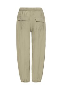 Pantalons beiges amples avec une taille élastique, deux poches arrière et des poignets resserrés. Tissu lisse avec un éclat subtil.